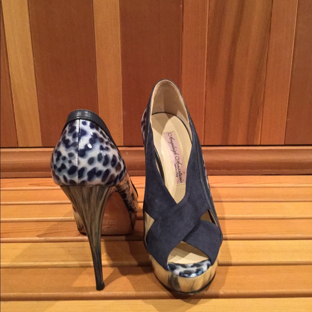 Angeleigh Anastasio Blue Leopard Print stiletto